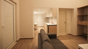 Un appartement moderne comprenant un salon, une kitchenette et un coin repas.
