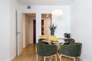 Dining - Discover this elegant 2-bedroom apartment in the heart of Tetuán, perfect for extended stays and designed to offer comfort, practicality, and a contemporary touch. Located on the quiet and well-connected Julián Besteiro street (MADRID)