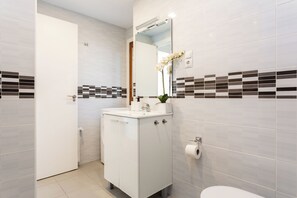Bathroom - Discover this elegant 2-bedroom apartment in the heart of Tetuán, perfect for extended stays and designed to offer comfort, practicality, and a contemporary touch. Located on the quiet and well-connected Julián Besteiro street (MADRID)