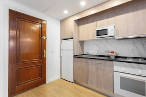 Private kitchen - Discover this elegant 2-bedroom apartment in the heart of Tetuán, perfect for extended stays and designed to offer comfort, practicality, and a contemporary touch. Located on the quiet and well-connected Julián Besteiro street (MADRID)