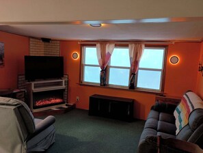 Smart TV, fireplace - Rustic  3 bedroom charmer in the West Tremont  woods (Tremont)