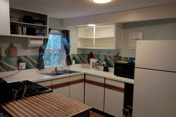 Réfrigérateur, four à micro-ondes, un four, surface de cuisson