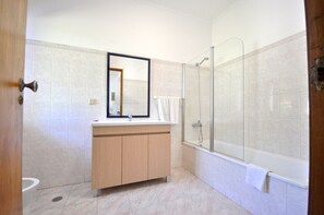 Shower, hair dryer, towels - Casa da Palmeira in Quarteira (Quarteira)