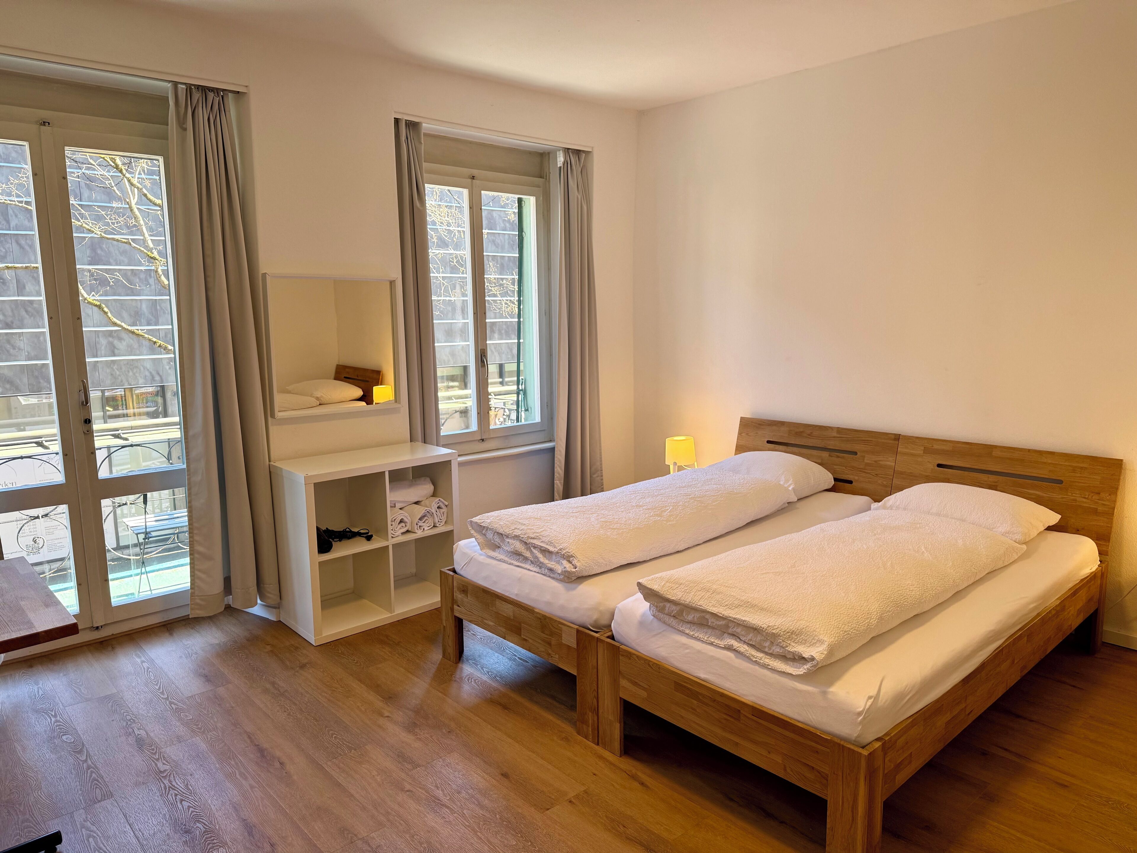 Familie appartement, 3 slaapkamers, privébadkamer, uitzicht op de stad | Verduisterende gordijnen, een strijkplank/strijkijzer, reisbedje