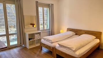 Familie appartement, 3 slaapkamers, privébadkamer, uitzicht op de stad | Verduisterende gordijnen, een strijkplank/strijkijzer, reisbedje