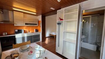 Standard Studio, Kitchen, Mountain View | Private kitchen | Full-size fridge, microwave, oven, stovetop