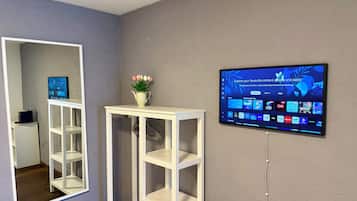 Standard Studio, 2 Single Beds, Private Bathroom, Mountain View | Living area | 45-inch Smart TV with digital channels, Netflix, Hulu