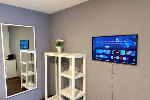 Estudio estándar, 2 camas individuales, baño privado, vistas a la montaña | Zona de estar | Smart TV de 45 pulgadas con canales digitales, además de Netflix, Hulu