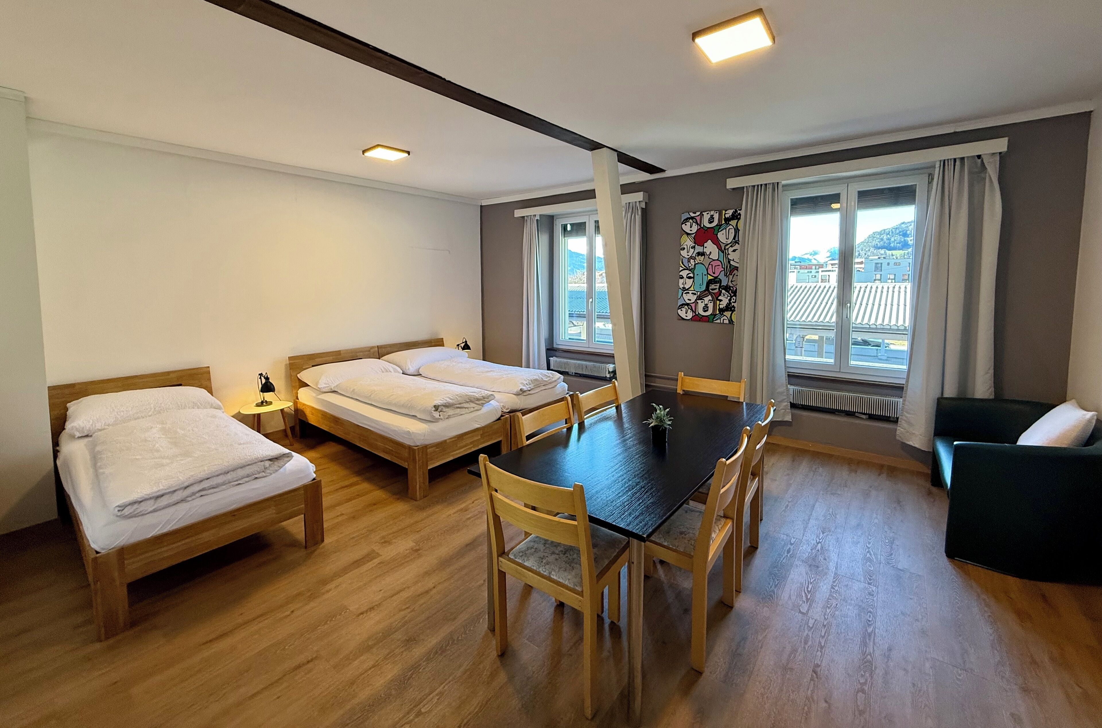 Familie appartement, 3 slaapkamers, privébadkamer, uitzicht op stad | Verduisterende gordijnen, een strijkplank/strijkijzer, reisbedje