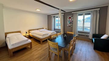 Familie appartement, 3 slaapkamers, privébadkamer, uitzicht op stad | Verduisterende gordijnen, een strijkplank/strijkijzer, reisbedje