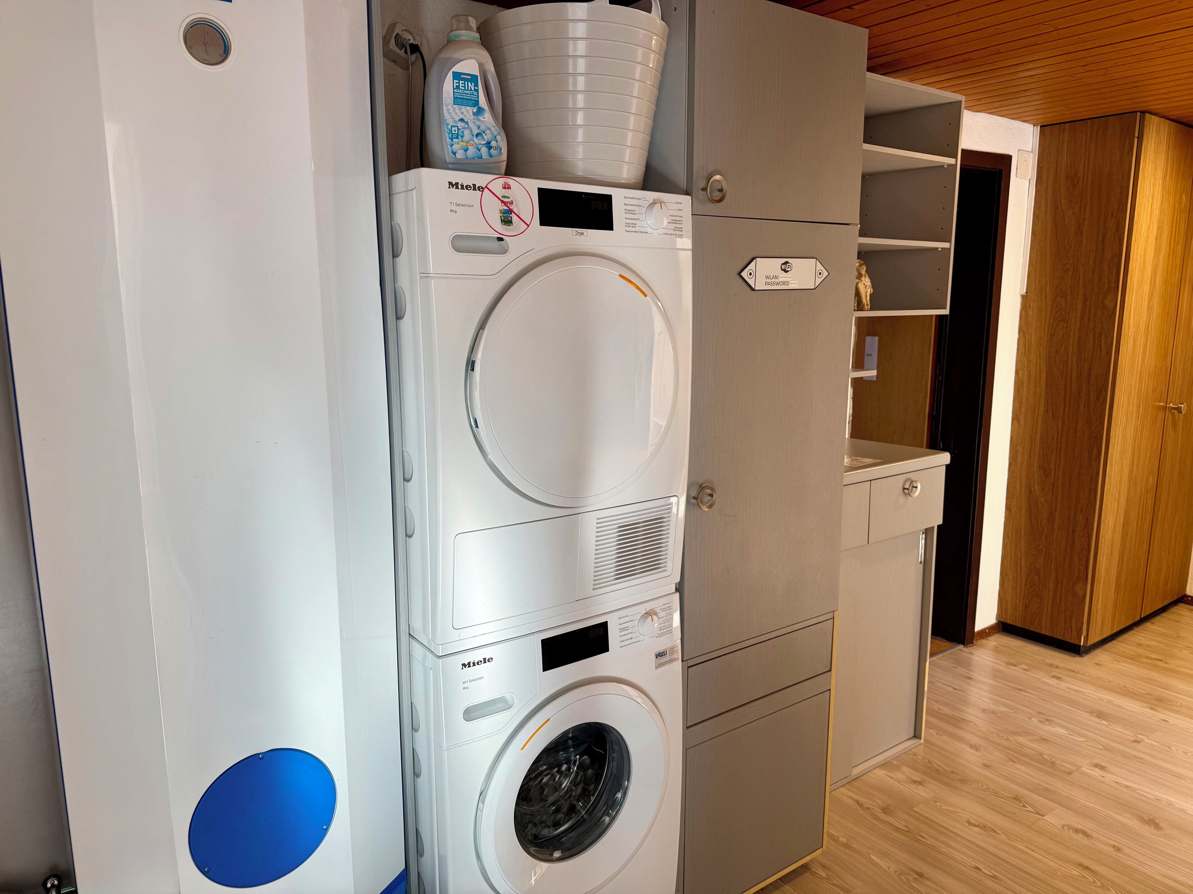 Căn hộ dành cho gia đình, 2 phòng ngủ, phòng tắm riêng, quang cảnh thành phố | Khu phòng khách | Smart TV 45-inch có truyền hình kỹ thuật số, Netflix, Hulu 