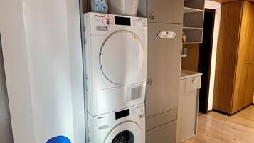 Căn hộ dành cho gia đình, 2 phòng ngủ, phòng tắm riêng, quang cảnh thành phố | Khu phòng khách | Smart TV 45-inch có truyền hình kỹ thuật số, Netflix, Hulu