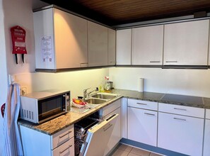 Căn hộ dành cho gia đình, 2 phòng ngủ, phòng tắm riêng, quang cảnh thành phố | Bếp riêng | Tủ lạnh, lò vi sóng, lò nướng, bếp nấu 