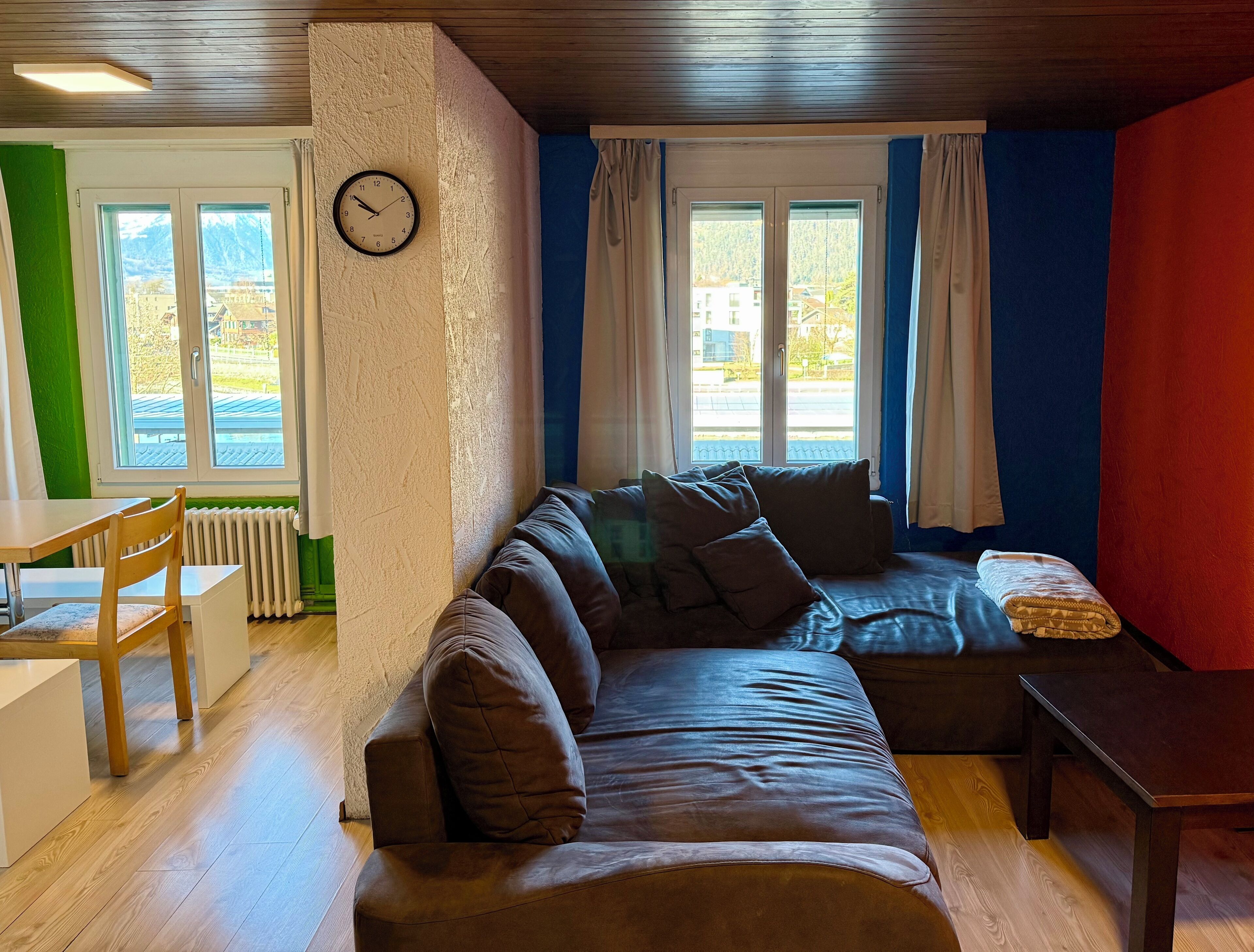 Familienapartment, 2 Schlafzimmer, eigenes Bad, Stadtblick | Wohnbereich | 45-Zoll-Smart-TV mit Digitalempfang, Netflix, Hulu