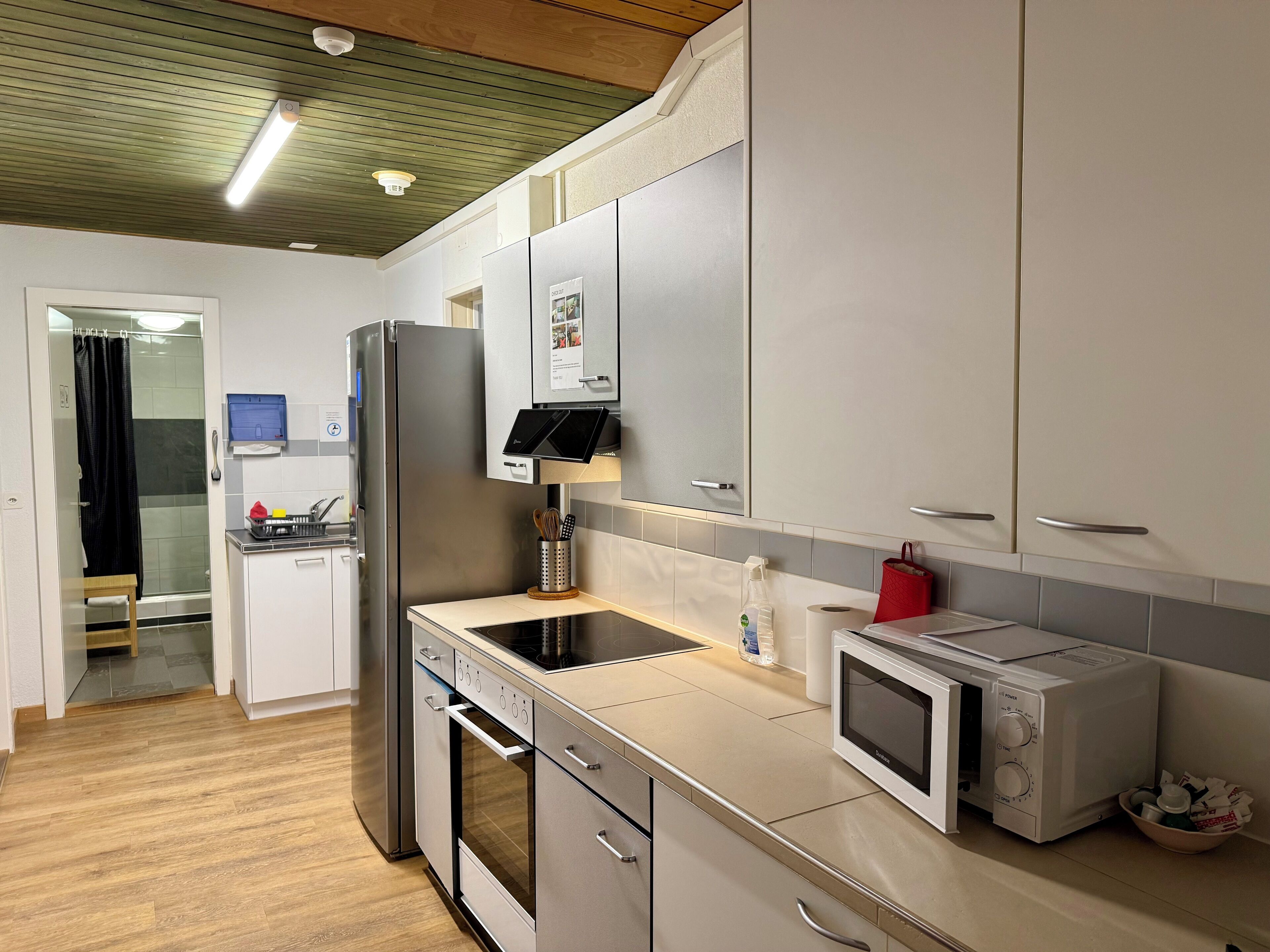 Family Apartment, 3 Bedrooms, Private Bathroom, City View | Dapur peribadi | Peti sejuk/penyejuk beku saiz penuh, ketuhar gelombang mikro, ketuhar 