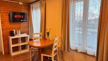 Standard Studio, Kitchen, Mountain View | In-room dining