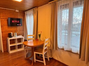 Standard Studio, Kitchen, Mountain View | In-room dining