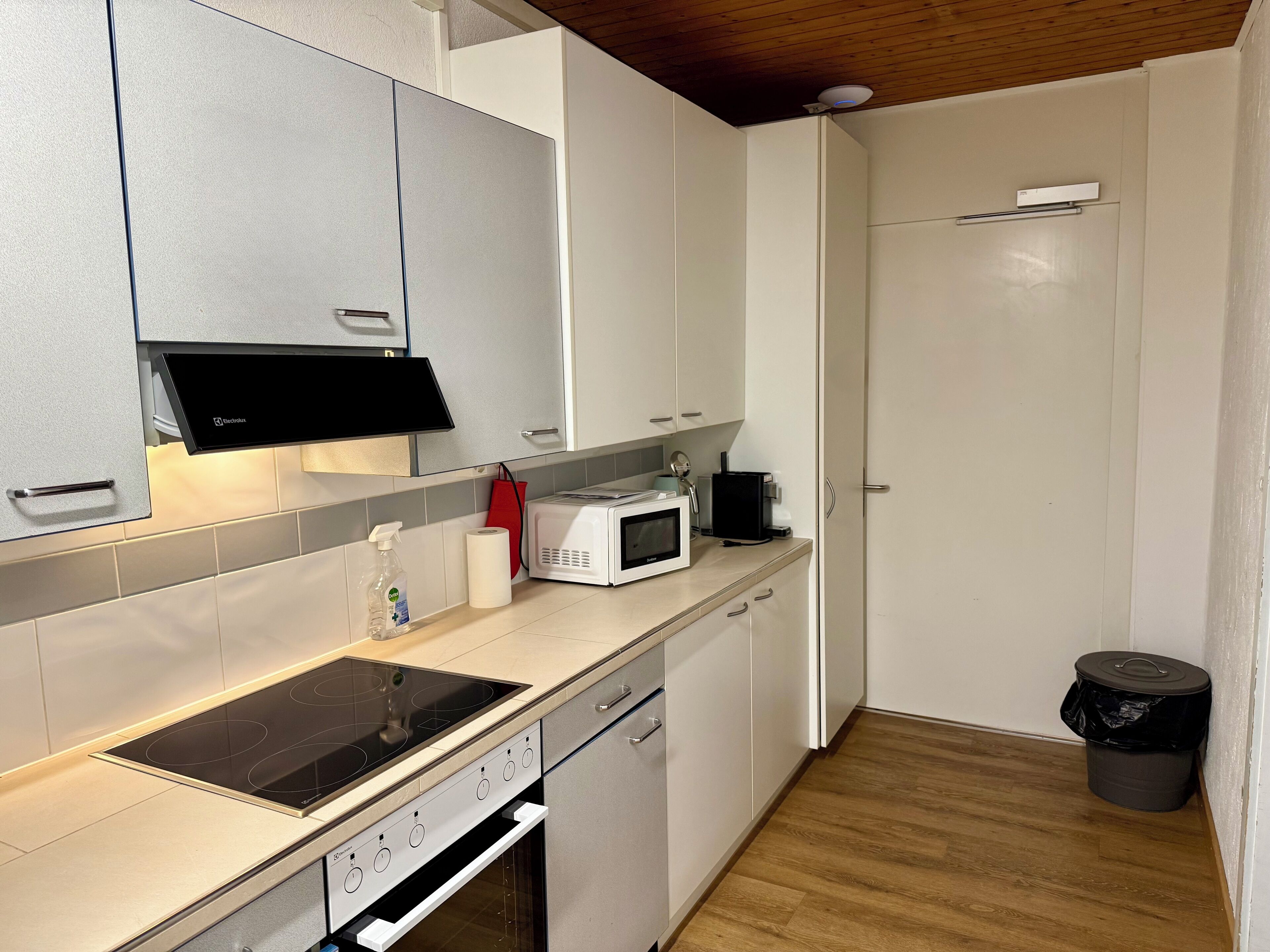 Departamento familiar, 3 habitaciones, baño privado, vista a la ciudad | Cocina privada | Refrigerador con congelador, microondas, horno y parrilla de estufa 