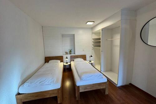 Estudio estándar, cocina, vistas a la montaña | Cortinas opacas, tabla de planchar con plancha, cuna de viaje