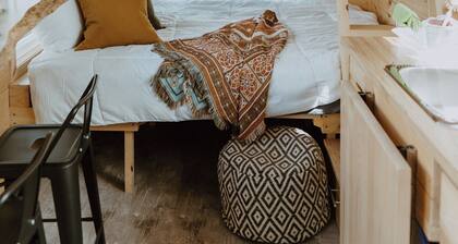 Stonecrop | Private cabin on quarry lake