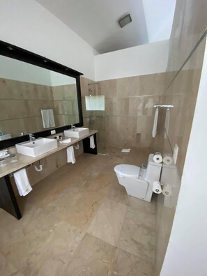 Haartrockner, Handtücher, Seife, Toilettenpapier