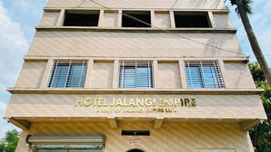 Un edificio de varios pisos con el cartel 'HOTEL JALANGI EMPIRE' que indica que es un hotel.