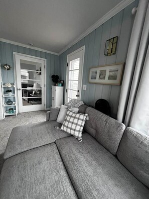 TV - Cozy 2 bedroom corner canal cottage in gorgeous Algonac with AC. (Algonac)