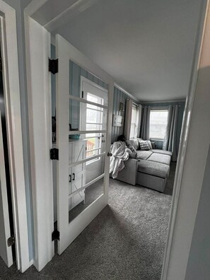 TV - Cozy 2 bedroom corner canal cottage in gorgeous Algonac with AC. (Algonac)