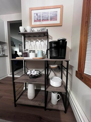 Interior - Cozy 2 bedroom corner canal cottage in gorgeous Algonac with AC. (Algonac)