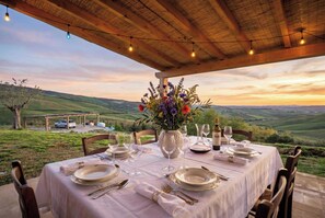 Outdoor dining - Luxury Villa in Val d'Orcia: Private Tuscan Oasis (Castiglione d'Orcia)