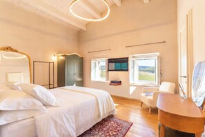 5 bedrooms, iron/ironing board, Internet, bed sheets - Luxury Villa in Val d'Orcia: Private Tuscan Oasis (Castiglione d'Orcia)