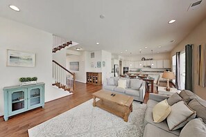 TV, books - Charming Retreat at Beach Club, Spacious 4 Bedroom House, Minutes to Bethany (Ocean View)