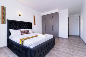 Departamento familiar, vista a la ciudad | Escritorio y espacio para trabajar con laptop 