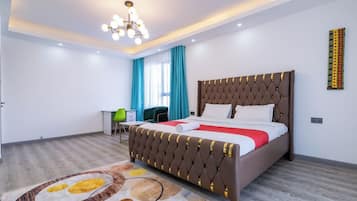 Escritorio y espacio para trabajar con laptop