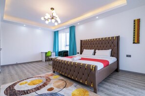 Escritorio y espacio para trabajar con laptop 