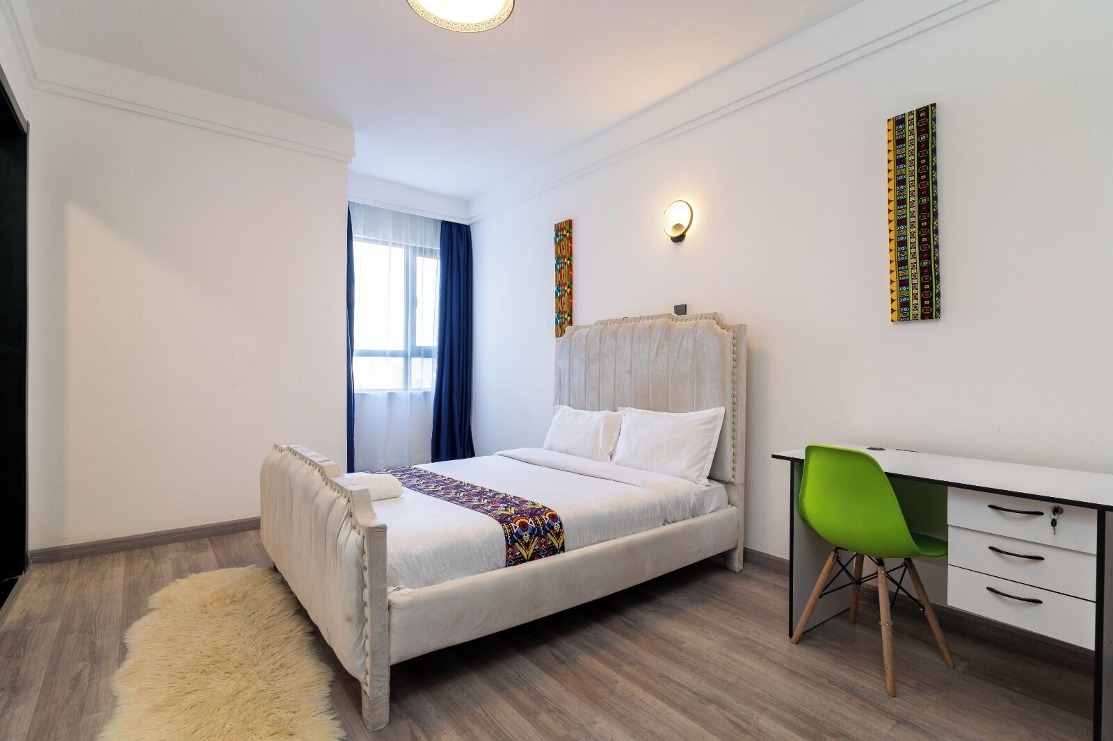 Une chambre à coucher moderne avec un lit, un bureau et une chaise.