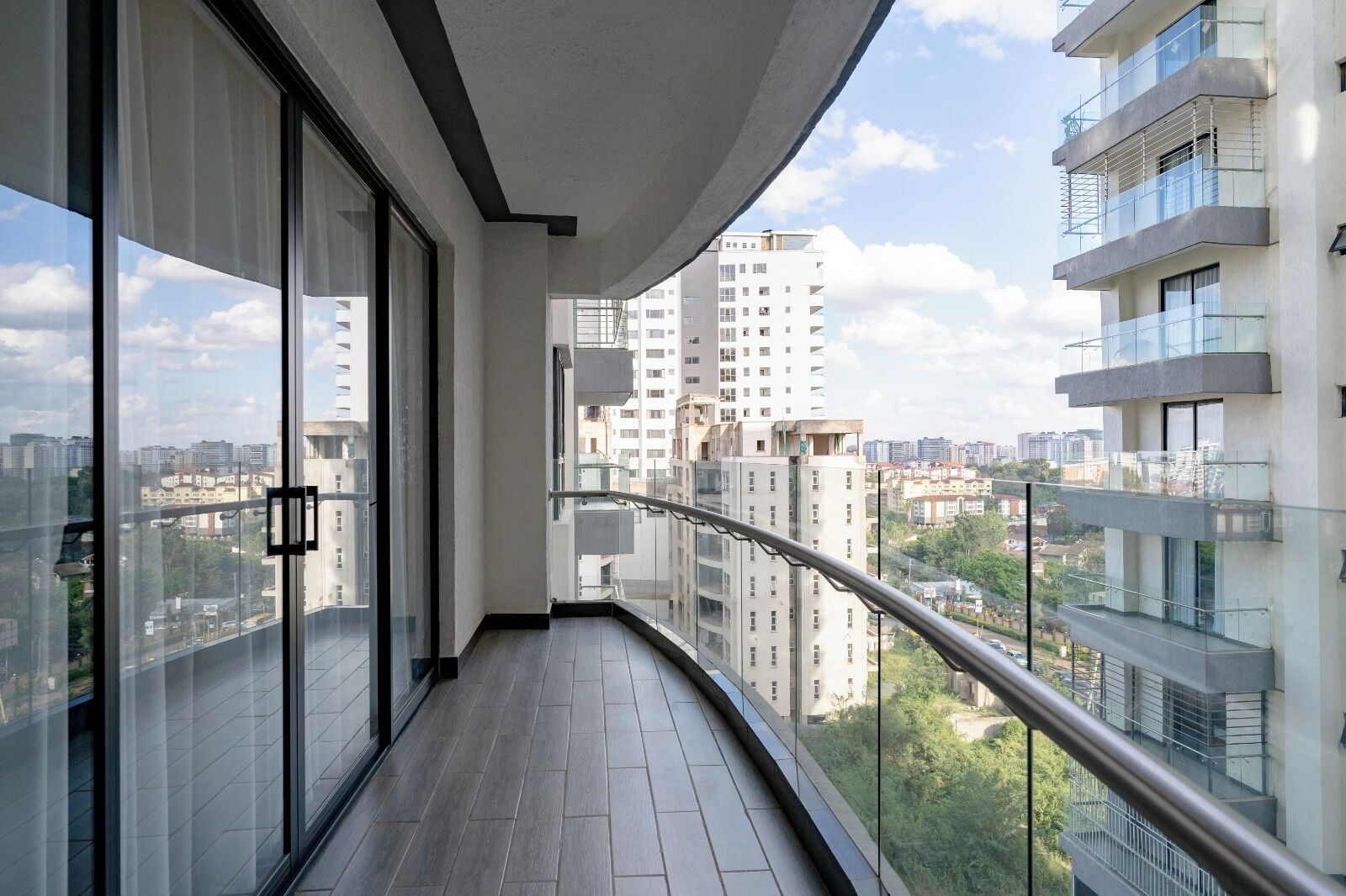 Apartamento familiar, vistas a la ciudad | Balcón