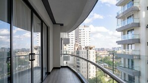Un balcón con vistas a edificios circundantes y un cielo despejado.