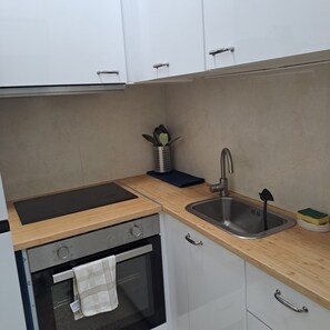 Kühlschrank, Mikrowelle, Ofen, Wasserkocher mit Kaffee-/Teezubehör