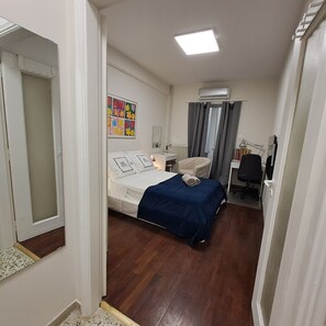 1 bedroom, desk, free WiFi, bed sheets - Skipper's Urban Endeavour (Athina)
