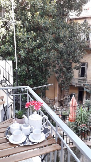 Outdoor dining - The Six Museums central Athens Stadium 4pers apart (Athina)