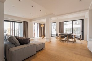 Premium Dual Master Residence | リビング エリア