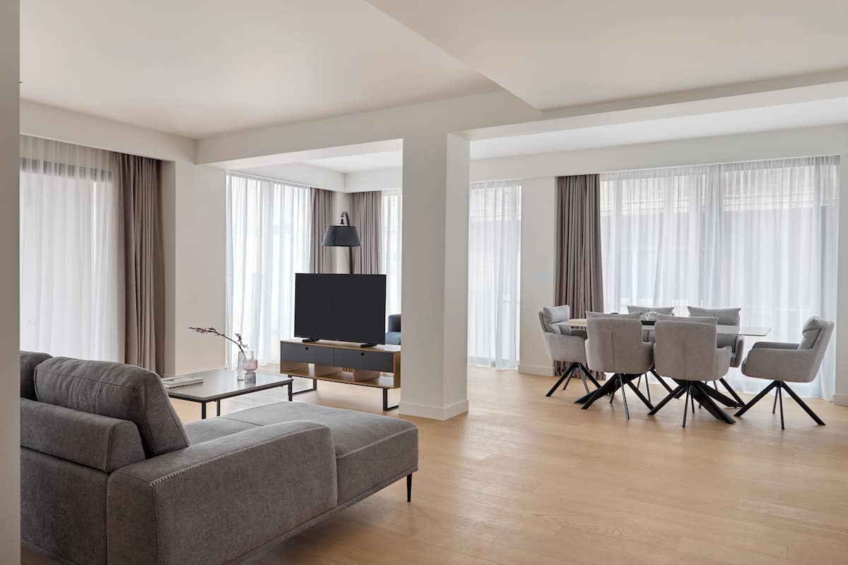Premium Dual Master Residence | Living area