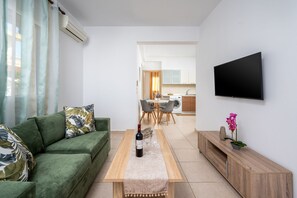 TV - Levanta Cozy Two-Bedroom Apartment in Kalavarda (Kalavarda)
