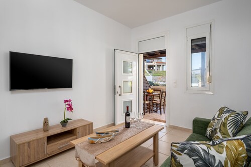 Levanta Cozy Two-Bedroom Apartment in Kalavarda
