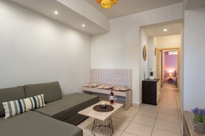 TV - Levanta Cozy One-Bedroom Apartment in Kalavarda (Kalavarda)
