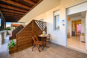 Outdoor dining - Levanta Cozy One-Bedroom Apartment in Kalavarda (Kalavarda)
