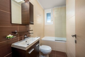 Shower, hair dryer, towels - Levanta Cozy One-Bedroom Apartment in Kalavarda (Kalavarda)
