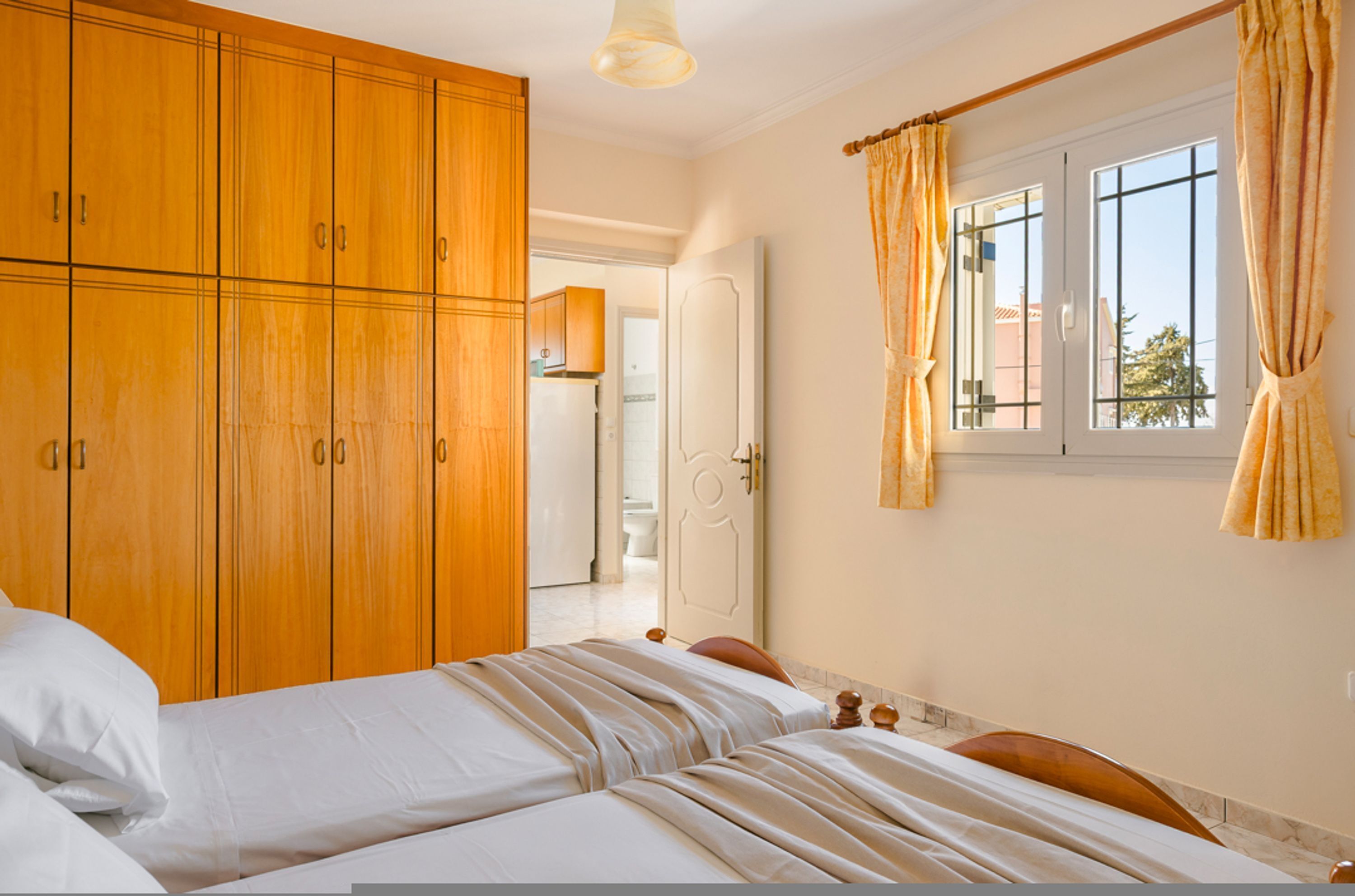 1 quarto, escrivaninha, ferros/tábuas de passar roupa, berço de viagem