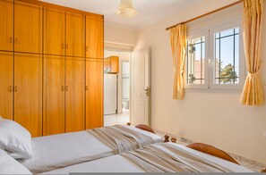 Desk, iron/ironing board, travel cot, free WiFi - Kallithea Studio for 3 (Lakithra)